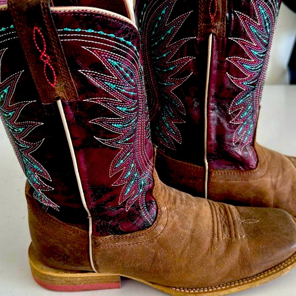 Girl/ womens cowboy boots sz4